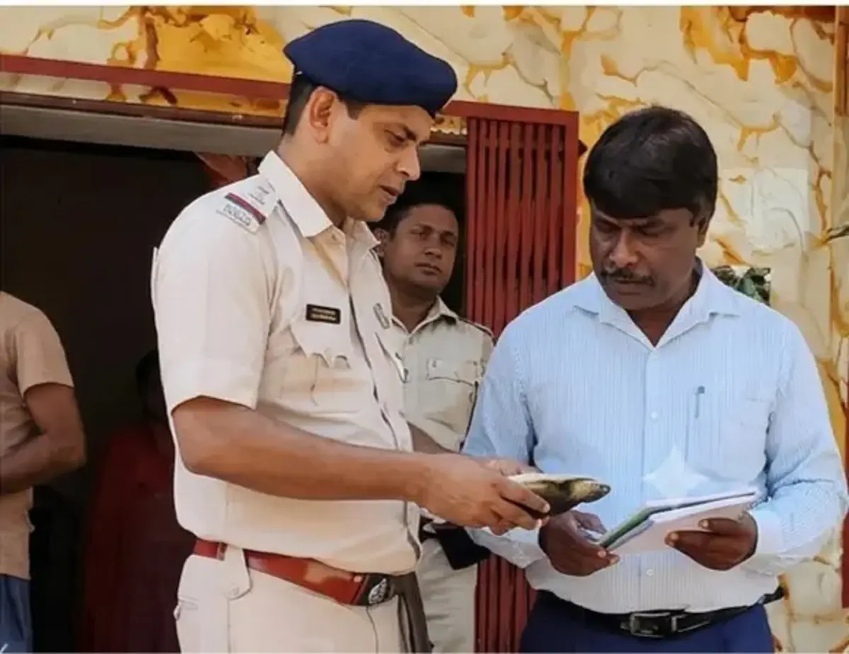 পাণ্ডুয়া থানার পুলিশ কচ্ছপ উদ্ধার করছে বনদপ্তরের হাতে কচ্ছপ তুলে দেওয়া হচ্ছে গ্রামবাসীরা ঘটনাস্থলে জড়ো হয়েছে বিরল প্রজাতির কচ্ছপ